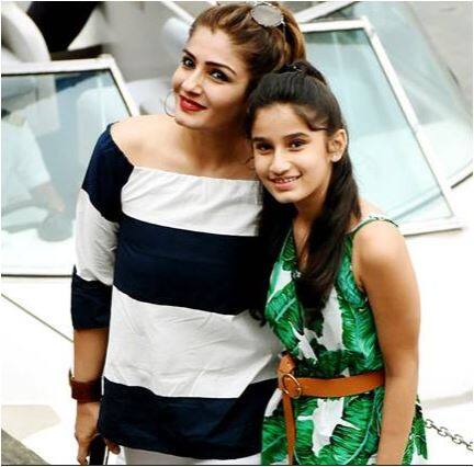 तस्वीरों में आप देख सकते हैं कि इस मौके पर रवीना रिप्ड ब्लू-वाइट टॉप में नजर आ रही हैं. वहीं बर्थडे गर्ल राशा थडानी ने ग्रीन कलर का जंपसूट पहना हुआ है.