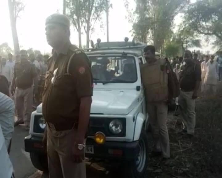 शामली पुलिस ने मुठभेड़ में एक कुख्यात बदमाश को गिरफ्तार किया है. बदमाश नलकूप में छुप कर बैठ गया था और पुलिस पर फायरिंग कर रहा था. बाद में उसने अपनी पिस्टल फेंक दी और आत्मसमर्पण कर दिया. पुलिस ने बदमाश के पास से एक पिस्टल बरामद किया है. इसके ऊपर लूट, हत्या, डकैती, जैसे दो दर्जन मुकदमे दर्ज बताए गए हैं.