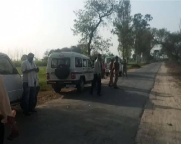 बदमाश की पहचान रूस्तम के रूप में हुई. बदमाश के कब्जे से पुलिस ने एक देशी मस्कट बंदूक 315 बोर व एक अंग्रेजी पिस्टल 32 बोर सहित कारतूस बरामद किए. एसपी डॉ. अजयपाल शर्मा ने बताया कि पकडा गया रूस्तम कोतवाली कैराना का हिस्ट्रीशीटर बदमाश है, जिस पर हत्या लूट, डकैटी, गैंगस्टर जैसे लगभग दो दर्जन संगीन अपराध दर्ज हैं.