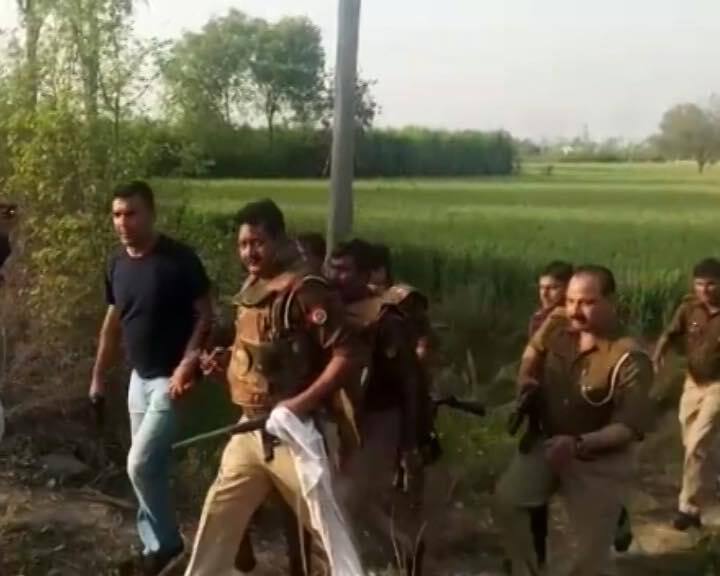 चश्मदीदों के मुताबिक उसने पुलिस से गोली ना मारने की गुहार लगाई थी. पुलिस ने उससे सरेंडर करने को कहा. इसी के बाद वह बार निकला.