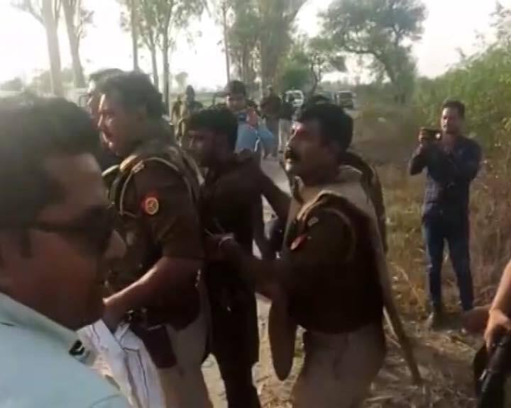 पुलिस को आता देख नलकूप में मौजूद बदमाश ने गोली चला दी. पुलिस ने भी जवाबी कार्रवाई में फायरिंग की. मुठभेड की कमान खुद एसपी डॉ. अजयपाल संभाले हुए थे. पुलिस बार-बार बदमाश को आत्मसमर्पण करने के लिए चेतावनी दे रही थी, लेकिन वह फायरिंग कर रहा था.