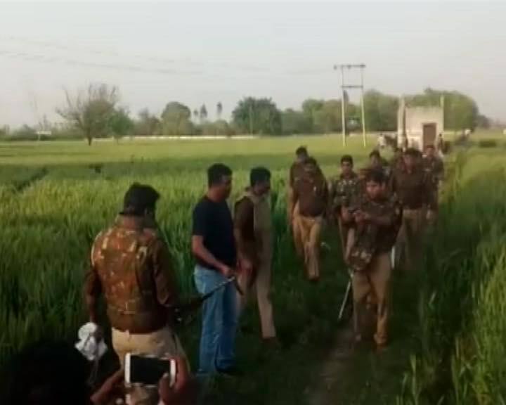 इस दौरान पुलिस ने बदमाश को सकुशल पकडने के लिए 4 स्टैन ग्रेनेड छोडे. सवा घंटे बाद एसपी की चेतावनी के बाद बदमाश ने नलकूप का कुंडा खोलकर अपने हथियार फेंक दिए और ऊपर हाथ करके पुलिस को आत्मसमर्पण कर दिया. पुलिस ने बदमाश को गिरफ्तार कर लिया.