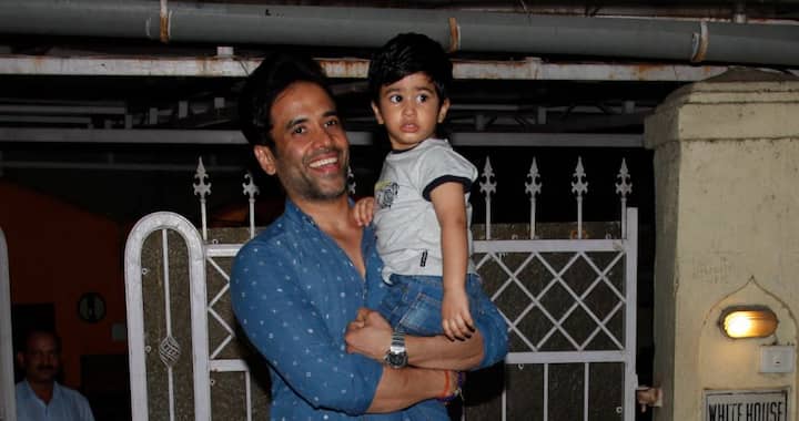 इस दौरान तुषार कपूर भी बेटे लक्ष्य के सात पोज करते दिखे. सभी फोटो (मानव मंगलानी).