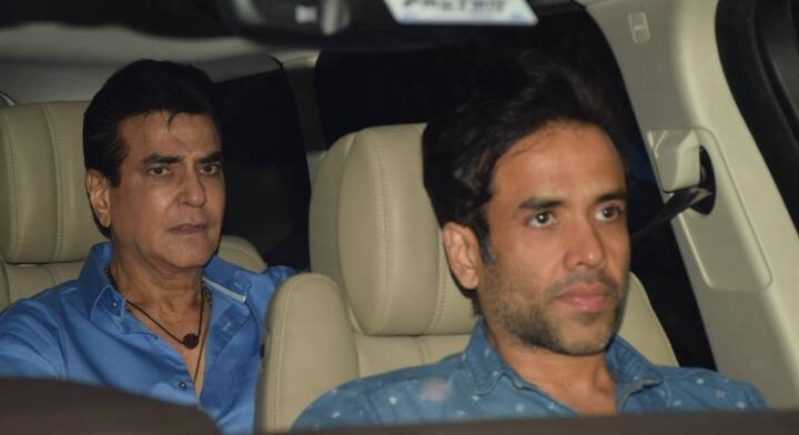 बेटे तुषार कपूर के साथ जितेन्द्र भी रानी मुखर्जी की कमबैक फिल्म 'हिचकी' देखने पहुंचे. रानी काफी समय से इस फिल्म के प्रमोशन में लगी हैं. (तस्वीर: मानव मंगलानी)