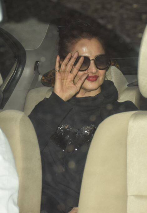 फिल्म देखने के बाद गाड़ी में बैठकर वापस जाती रेखा. (तस्वीर: मानव मंगलानी)