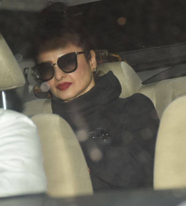 इस दौरान रेखा हमेशा की तरह काफी खूबसूरत नजर आ रही थीं. (तस्वीर: मानव मंगलानी)