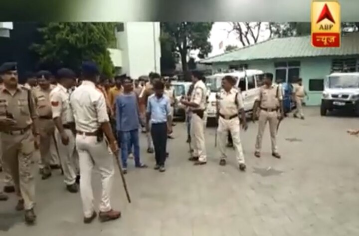 police took out a parade of habitual offenders in Bhopal भोपाल: कॉलेज के आसपास मंडराने वाले मनचलों की पुलिस ने सरेराह कराई परेड