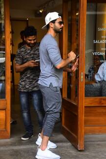 PHOTOS: पत्नी मीरा के हाथों में हाथ डालकर मुंबई की सड़को पर नजर आए शाहिद कपूर