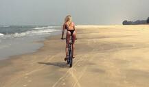 बीच के किनारे ब्लैक बिकिनी में साइकिल चलाती नजर आईं लीजा हेडेन, देखें तस्वीरें
