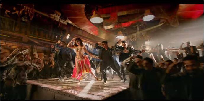  जैकलीन मानती हैं कि ओरिजिनल गाने में माधुरी दीक्षित जैसी परफॉर्मेंस से कोई मेल नहीं कर सकता. वो कहती हैं, 