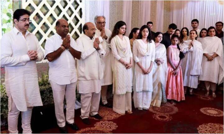 बॉलीवुड की मशहूर अदाकारा क्षीदेवी के दुनिया से चले जाने के बाद उनका परिवार धीरे धीरे आम जिंदगी की ओर लौट रहा है. 