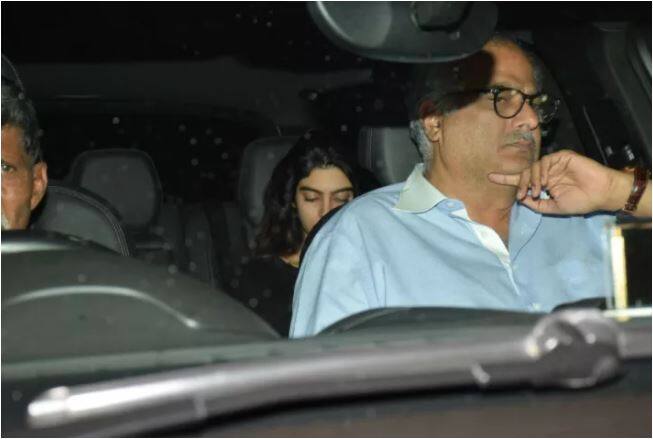 रानी मुखर्जी की आने वाली फिल्म हिचकी की स्पेशल स्क्रीनिंग में श्रीदेवी के परिवार को हिस्सा लेते देखा गया. बता दें कि इस खास स्क्रीनिंग में बॉलीवुड के कई दिग्गज कलाकालरों ने अपनी मौजूदगी दर्ज करवाई.  