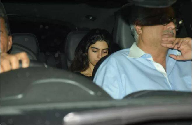 मशहूर अदाकारा श्रीदेवी की मौत के बाद यह पहला मौका है जब पति बोनी कपूर और बेटी खुशी को एक साथ कहीं देखा गया है. 