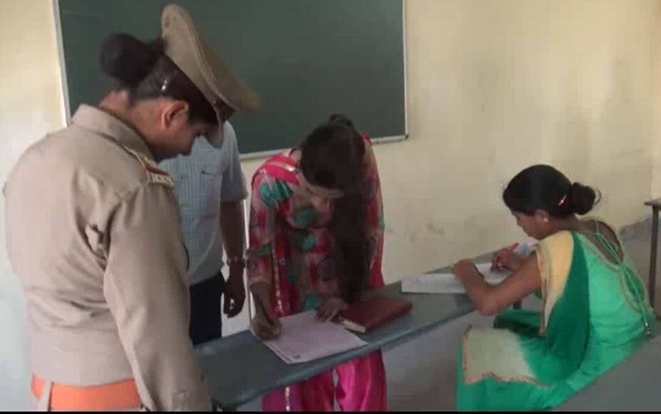 आगरा में फिर सामने आया सामूहिक नकल का मामला, विवि प्रबंधन ने सील कीं कॉपियां Mass cheating continues in Agra colleges आगरा में फिर सामने आया सामूहिक नकल का मामला, विवि प्रबंधन ने सील कीं कॉपियां