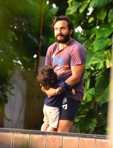 बेटे तैमूर को गोद में उठाकर उनके साथ खेलते सैफ अली खान. (तस्वीर: मानव मंगलानी)