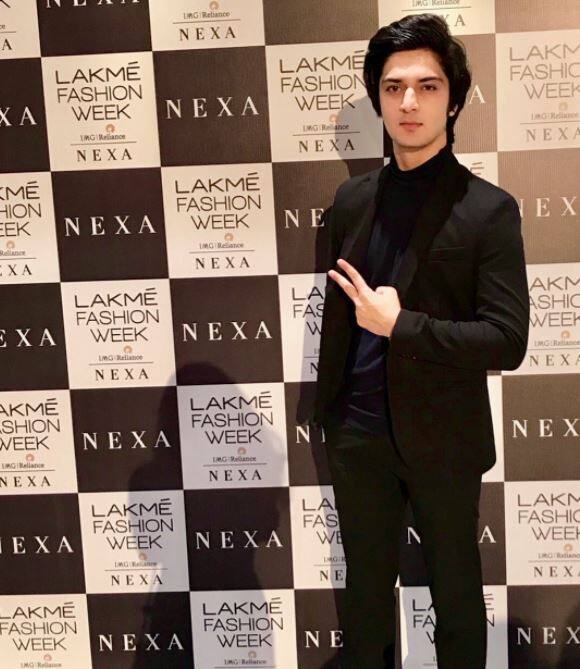  उन्होंने एग्जाम को लेकर एक ऐसी बात बताई जिसे सभी बच्चों को सीख लेनी चाहिए. यह बात तब की है जब उनका एग्जाम और एक शो का जरूरी सीन एक ही दिन पड़ गया था. वो कहते हैं कि मैंने सुबह एग्जाम दिया और फिर अपने कॉलेज से निकलकर लोकल में बैठा और करीब ढाई घंटे की जर्नी पूरी कर शूटिंग की. एक और बात जो बहुत खास है वो कहते हैं कि मेरा एक ही फंडा है कि जब जो काम करो, वो पूरे दिल से करो. 