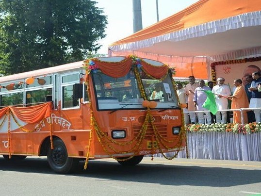 साल भर यूपी पर चढ़ता रहा और विपक्ष की आखों में चुभता रहा भगवा रंग