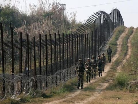 जम्मू-कश्मीर: पाकिस्तानी फायरिंग में 5 लोगों की मौत, सेना के जवान भी जख्मी जम्मू-कश्मीर: पाकिस्तानी फायरिंग में 5 लोगों की मौत, सेना के जवान भी जख्मी