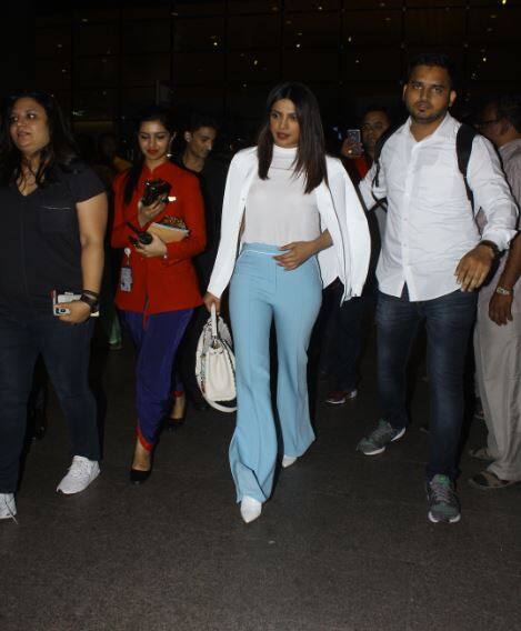 इस दौरान प्रियंका ने नीले रंग के ट्राउजर्स पहने हुए और सफेद रंग का टॉप. (तस्वीर: मानव मंगलानी)