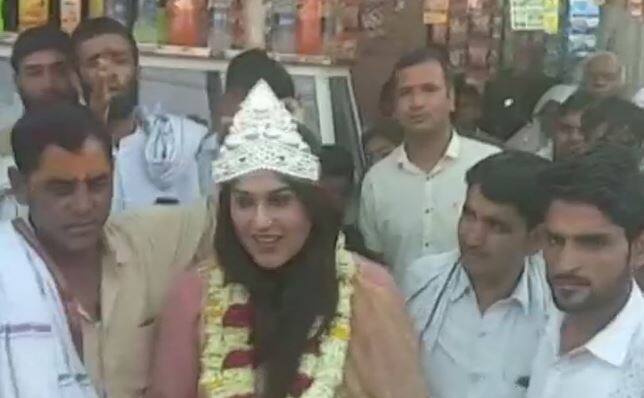   राजस्थान के भरतपुर जिले की निवासी शहनाज को 24 साल की उम्र में सरपंच बनने का मौका मिला है. पेशे से डॉक्टर शहनाज ने 195 वोटों से जीत दर्ज कर कामां पंचायत की सरपंच चुनी गई हैं.   