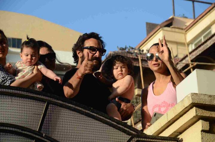  बेटे तैमूर को गोद में उठाकर अपने फैंस की तरफ हाथ हिलाते सैफ अली खान. (तस्वीर: मानव मंगलानी)