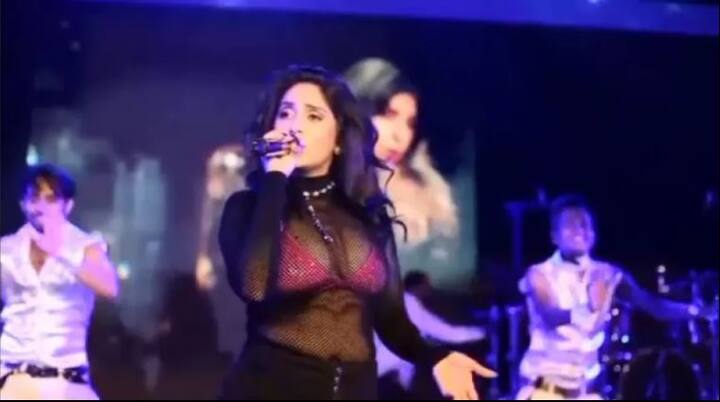 नेहा को घूमने-फिरने का काफी शौक है. वह हर तस्वीर के कैप्शन में इस बात को भी बताती हैं कि वो बीच से काफी मोहब्बत करती हैं.