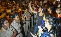 जेएनयू: पुलिस से भिड़े प्रदर्शनकारी छात्र, आरोपी प्रोफेसर को पूछताछ के लिए बुलाया