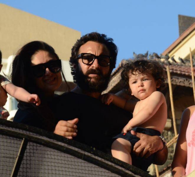 मम्मी पापा के साथ पोज देते तैमूर. (तस्वीर: मानव मंगलानी)