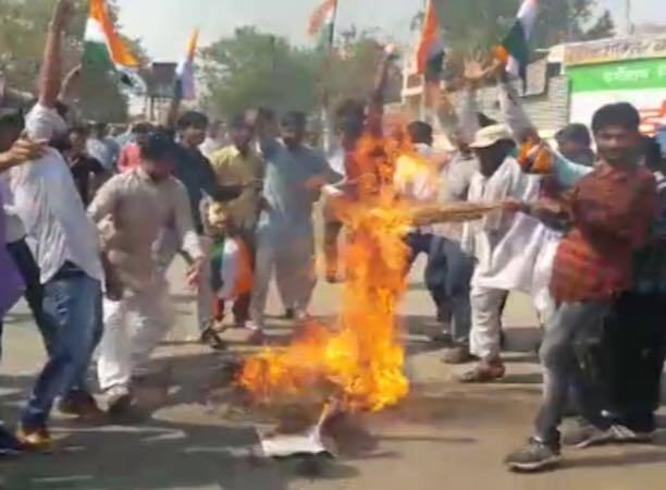 घटना के बाद से गिरिजेश का कोई पता नहीं है और उनके पिता रामपाल सिंह शादी की बातों को बेबुनियाद बता रहे हैं. घटना के बाद से इलाके में तनाव है. पहले पीड़ित परिवार अंतिम संस्कार से इंकार कर रहा था लेकिन पुलिस के समझाने पर उन्होंने प्रीति का अंतिम संस्कार किया.