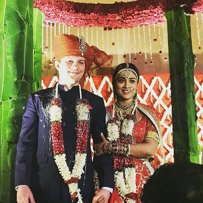 VIDEO: शादी के मंडप में अजय देवगन की हीरोइन से रशियन दूल्हे ने यूं किया प्यार का इजहार, तस्वीरें भी देखें