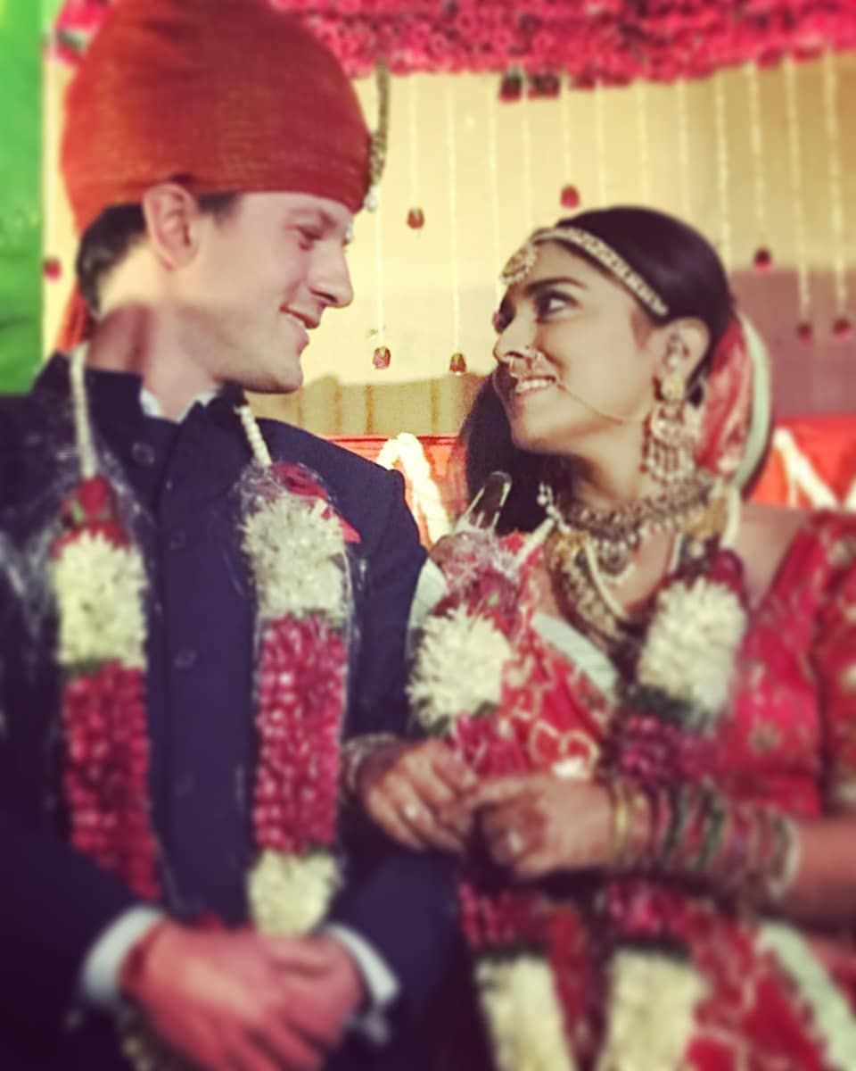 VIDEO: शादी के मंडप में अजय देवगन की हीरोइन से रशियन दूल्हे ने यूं किया प्यार का इजहार, तस्वीरें भी देखें