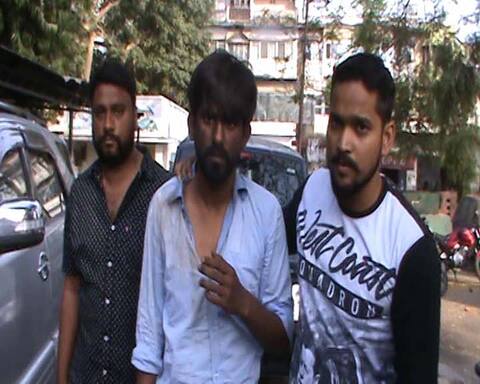 लखनऊ: मॉडलिंग को झांसा देकर युवतियों से ऐंठता था पैसे, लोगों ने जमकर की पिटाई लखनऊ: मॉडलिंग को झांसा देकर युवतियों से ऐंठता था पैसे, लोगों ने जमकर की पिटाई