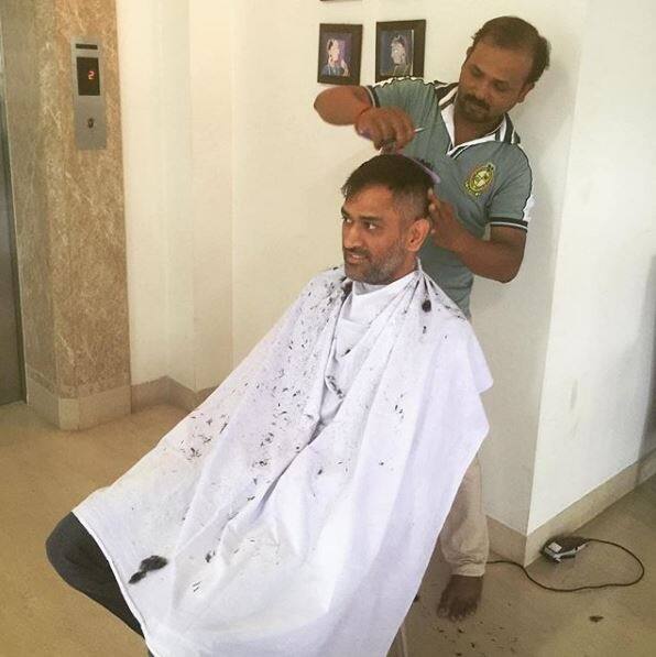  पूर्व कप्तान और धमाकेदार विकेटकीपर बैट्समैन महेन्द्र सिंह धोनी भी हेयरस्टाइल बदलने के ट्रेंड में शामिल हैं. वह भी अपने बालों के ऊपर कई तरह के हेयरस्टाइल ट्राई कर चुके हैं.
