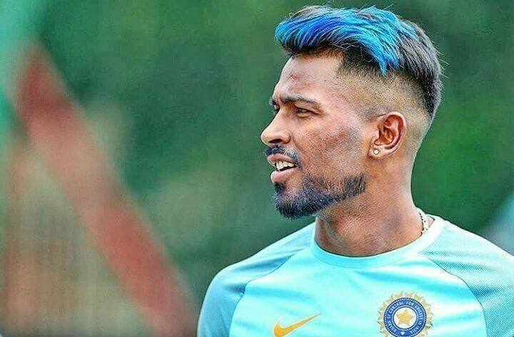  टीम इंडिया के सदस्य हार्दिक पांड्या भी अपने बालों के साथ एक्सपेरिमेंट करने के लिए जानें जाते हैं. पांड्या ने अपने बालों के लिए ऊपर कई तरह के हेयरस्टाइल को ट्राई किया है.  