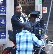  PHOTOS: क्रिकेटर हार्दिक पांड्या कर रहे थे एड की शूटिंग, सेट पर मिलने पहुंचीं गर्लफ्रेंड एली अवराम 