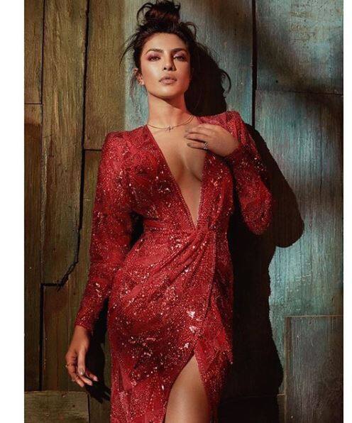 इस कड़ी में साल 2000 में मिस वर्लड का खिताब जीत चुकी एक्ट्रेस प्रियंका चोपड़ा ने बाज़ार मैगजीन लिए फोटोशूट कराया है.