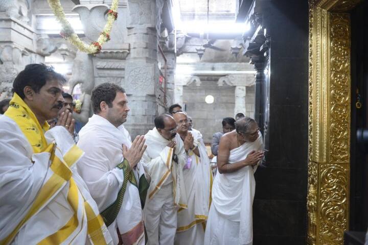 श्रृगेरी मठ के अलावा राहुल गांधी ने शारदांबा मंदिर में भी मत्था टेका. जहां मंदिर के पुजारियों ने राहुल गांधी को तिलक लगाते नजर आए.