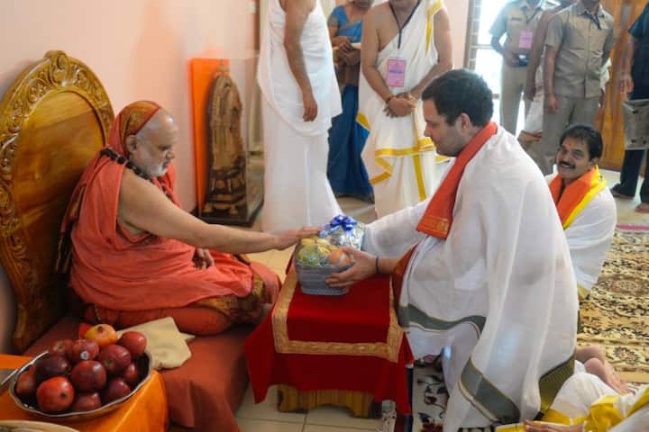 अपने कर्नाटक दौरे पर आज राहुल गांधी चिकमंगलूर जिले के श्रृगेरी मठ के जगतगुरु शंकराचार्य से मुलाकात करने पहुंचे. उनके साथ वहां कांग्रेस के नेता वीरप्पा मोइली भी पहुंचे थे.