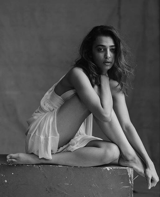 अपनी एक्टिंग के चलते फिल्मी जगत में अपनी पहचान बनाने वाली बॉलीवुड अभिनेत्री राधिका आप्टे ने फोटो शेयरिंग साइट पर अपनी हालिया तस्वीरों को शेयर किया है. (फोटो इंस्टाग्राम)
