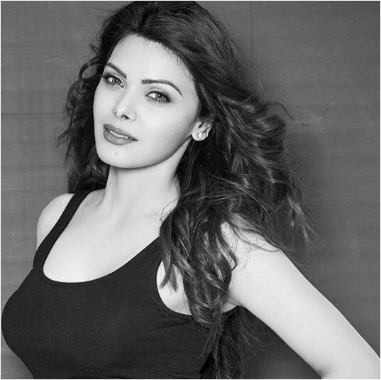 बताते चलें कि 2012 में इस फिल्म से जुड़ी शर्लिन की कई तस्वीरें वायरल हुई थीं. इसी के बाद उन्हें काफी फेम हासिल हुआ था.