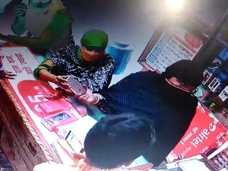 mujaffarnagar: mobile theft record in CCTV बुर्के में छुपा कर ले गईं महंगा मोबाइल, सीसीटीवी में रिकॉर्ड हो गया पूरा वीडियो
