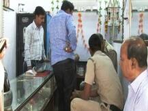 दिल्ली: रुमाल झाड़ा और लूट ली सुनार की दुकान, सीसीटीवी में रिकॉर्ड हुई घटना