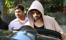 Rumored गर्लफ्रेंड के साथ डेट पर पहुंचे कार्तिक आर्यन, तस्वीरों में देखें कौन हैं ये मिस्ट्री गर्ल