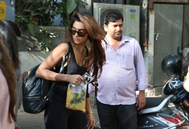 इस दौरान में कार्तिक की मिस्ट्री गर्ल उपर से लेकर नीचे तक ब्लैक ड्रैस्ड नजर आईं. 