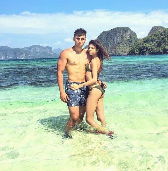    अलाना ने अपने इंस्टा पर बिकिनी में अपने दोस्त के साथ कुछ तस्वीरें शेयर की हैं. खबरों की मानें तो अलाना इन तस्वीरों में अपने ब्वॉयफ्रेंड Yudi के साथ दिख रही हैं.