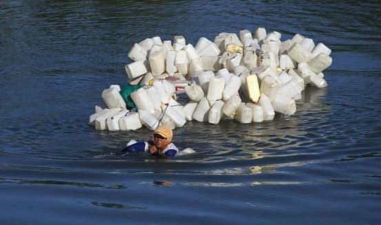 Indonesia women face daily swim for clean water जज़्बे को सलाम: कमर से 200 बोतलें बांध 4 किमी. तैरकर पीने का पानी लाती हैं ये महिला