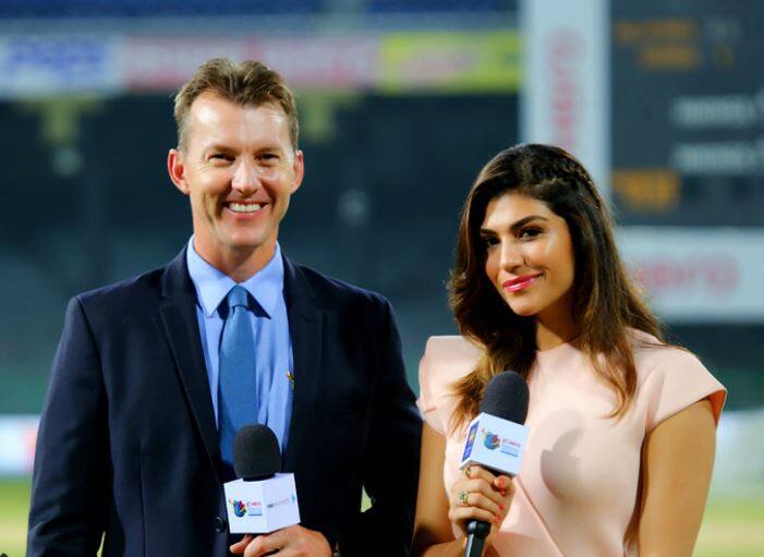  बीते दिनों आपने भारत और श्रीलंका के बीच खेले गए मैच के दौरान इस स्पोर्ट्स एंकर को जरूर देखा होगा. पूर्व क्रिकेटर ब्रेट ली के साथ नजर आ रही इस स्पोर्ट्स एंकर का नाम अर्चना विजय है. 