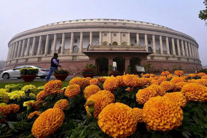 यही वजह है कि जहां चुनाव की नौबत आती है वहां इतना जोड़-तोड़ होता है और निर्दलीय उम्मीदवार भी दोनों तरफ़ के एक्सट्रा वोटों से क़िस्मत आज़मा लेते हैं.