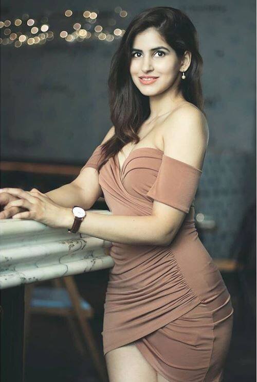 अभी प्रिया प्रकाश की अदाओं को लोग भूले नहीं होंगे तभी एक और नया चेहरा इंटरनेट आपका ध्यान खींचने के लिए आ गया है.