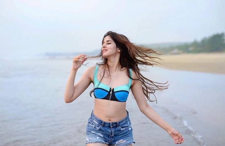जी हां, ये तस्वीर साक्षी मलिक की हैं. लोग इस खूबसूरत चेहरे के लिए तब से दीवाने हुए जा रहे हैं जब से उन्होंने इस खूबसूरत हसीना को 'सोनू की टीटू की स्वीटी' फिल्म के गाने 'बॉम डिगी डिगी' में देखा है.